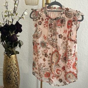 Floral top with gold accents. 🌼✨ Small